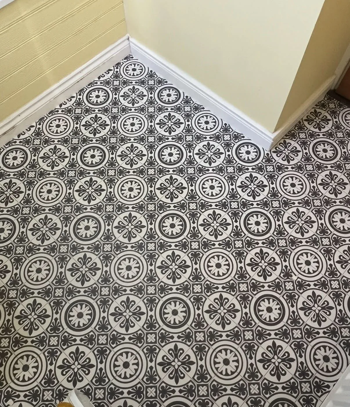 Patterned sheet vinyl with geometric tile motifs